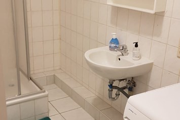 Monteurzimmer: Badezimmer der Studentenwohnung in Leipzig - Turgut Calim