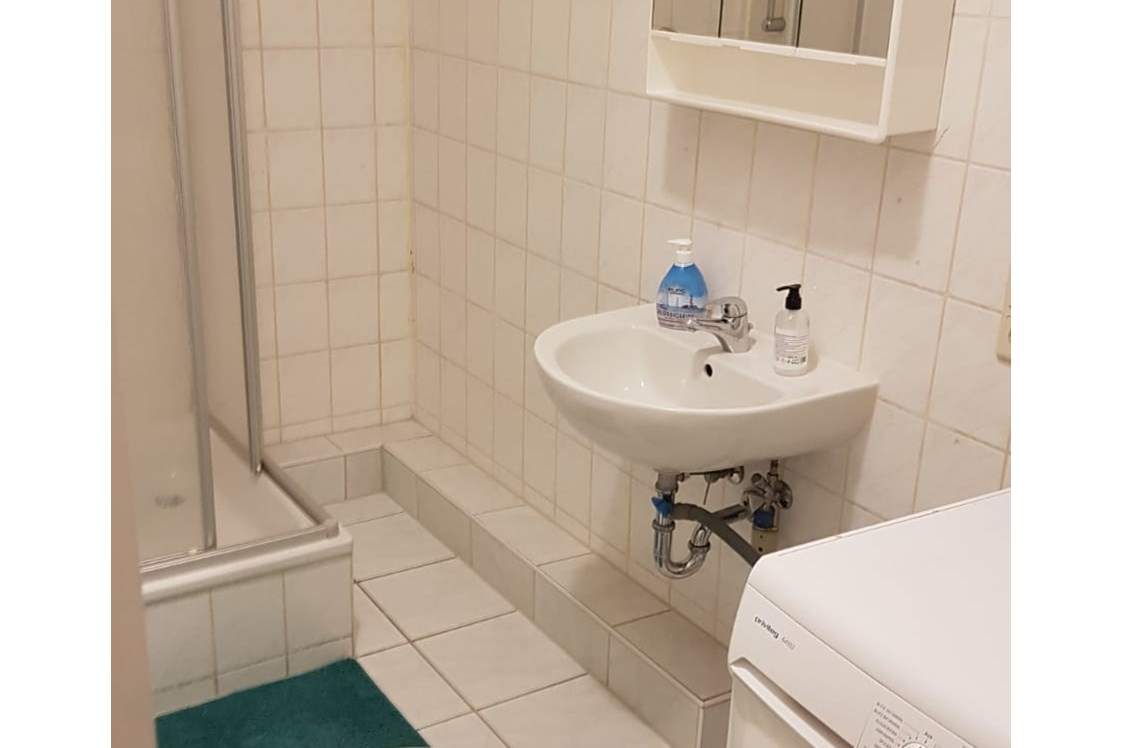 Monteurzimmer: Badezimmer der Studentenwohnung in Leipzig - Turgut Calim