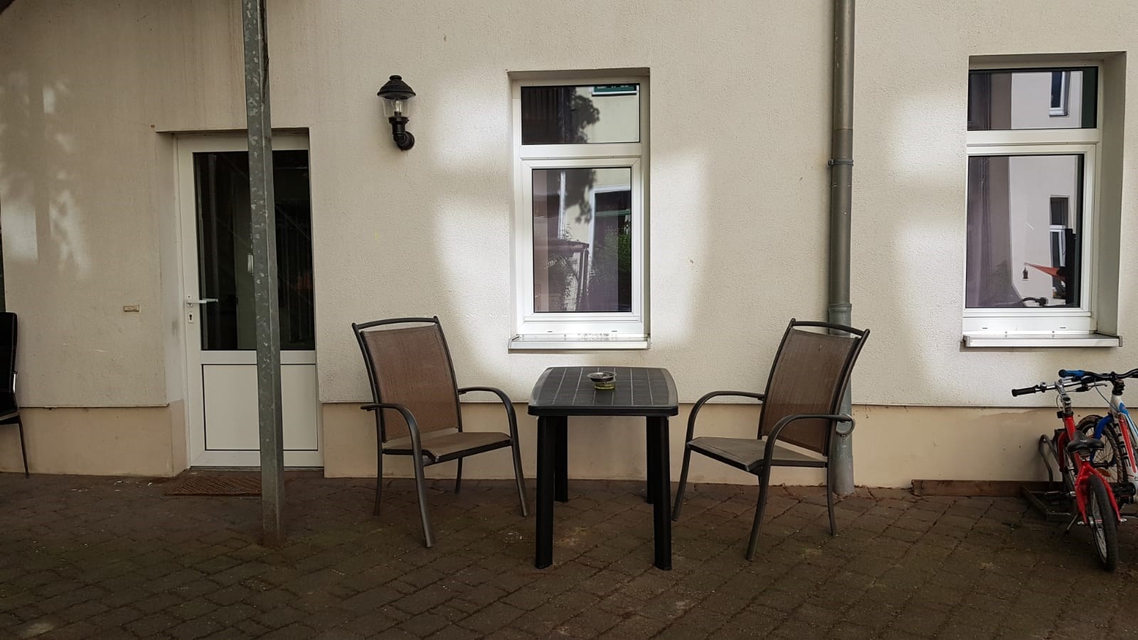Monteurwohnung - Zimmertyp: Mehrbettzimmer - Schkopau - Terrasse mit Aschenbecher für Raucher - Turgut Calim