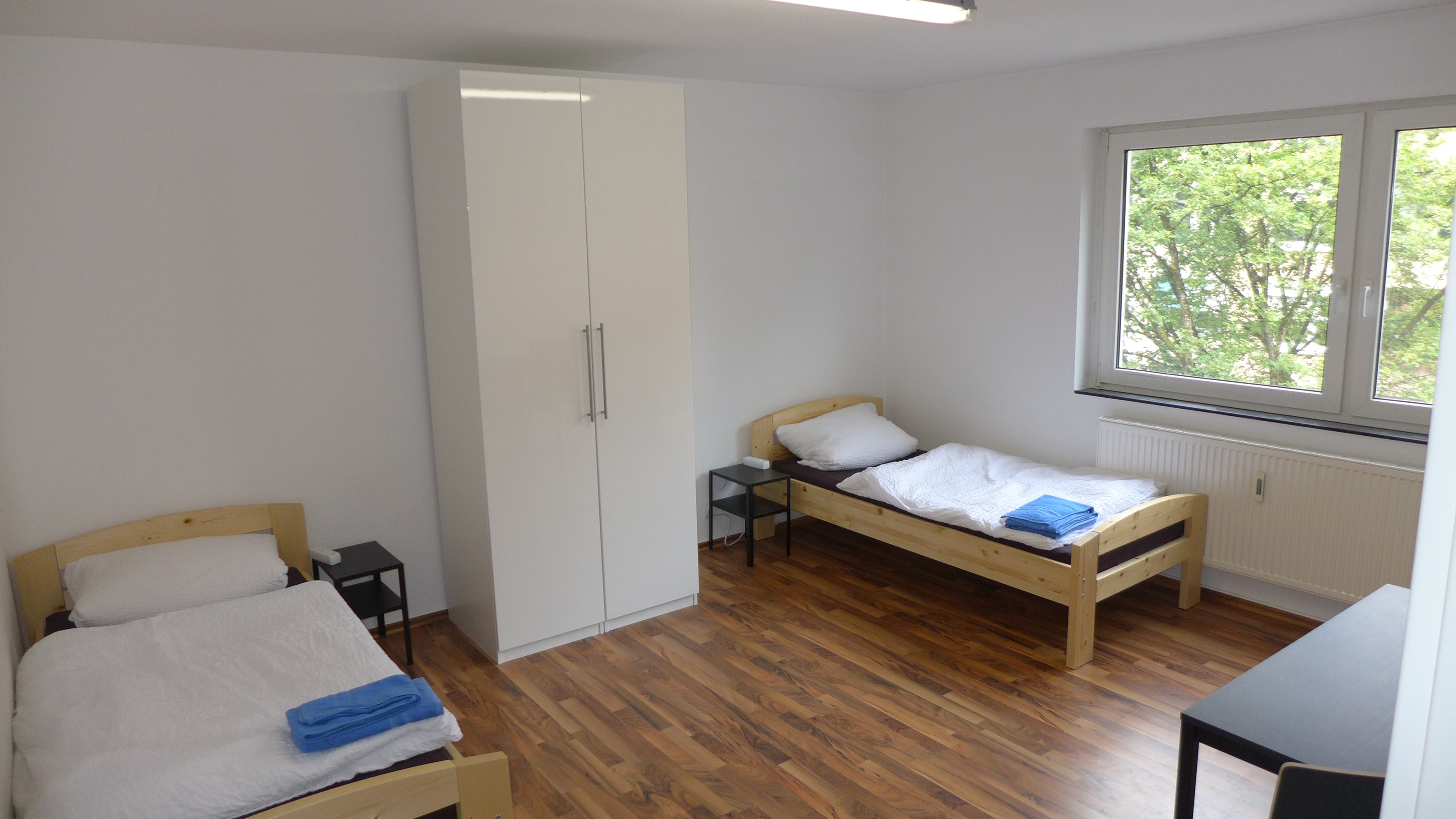 Monteurzimmer: Kleiderschrank - 150 Betten - Häuser, Wohnungen, Karlsruhe, Wörth...