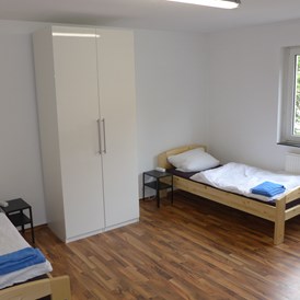 Monteurzimmer: Kleiderschrank - 150 Betten - Häuser, Wohnungen, Karlsruhe, Wörth...