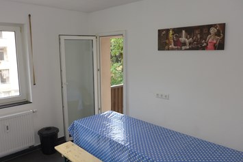 Monteurzimmer: Esstisch - 150 Betten - Häuser, Wohnungen, Karlsruhe, Wörth...