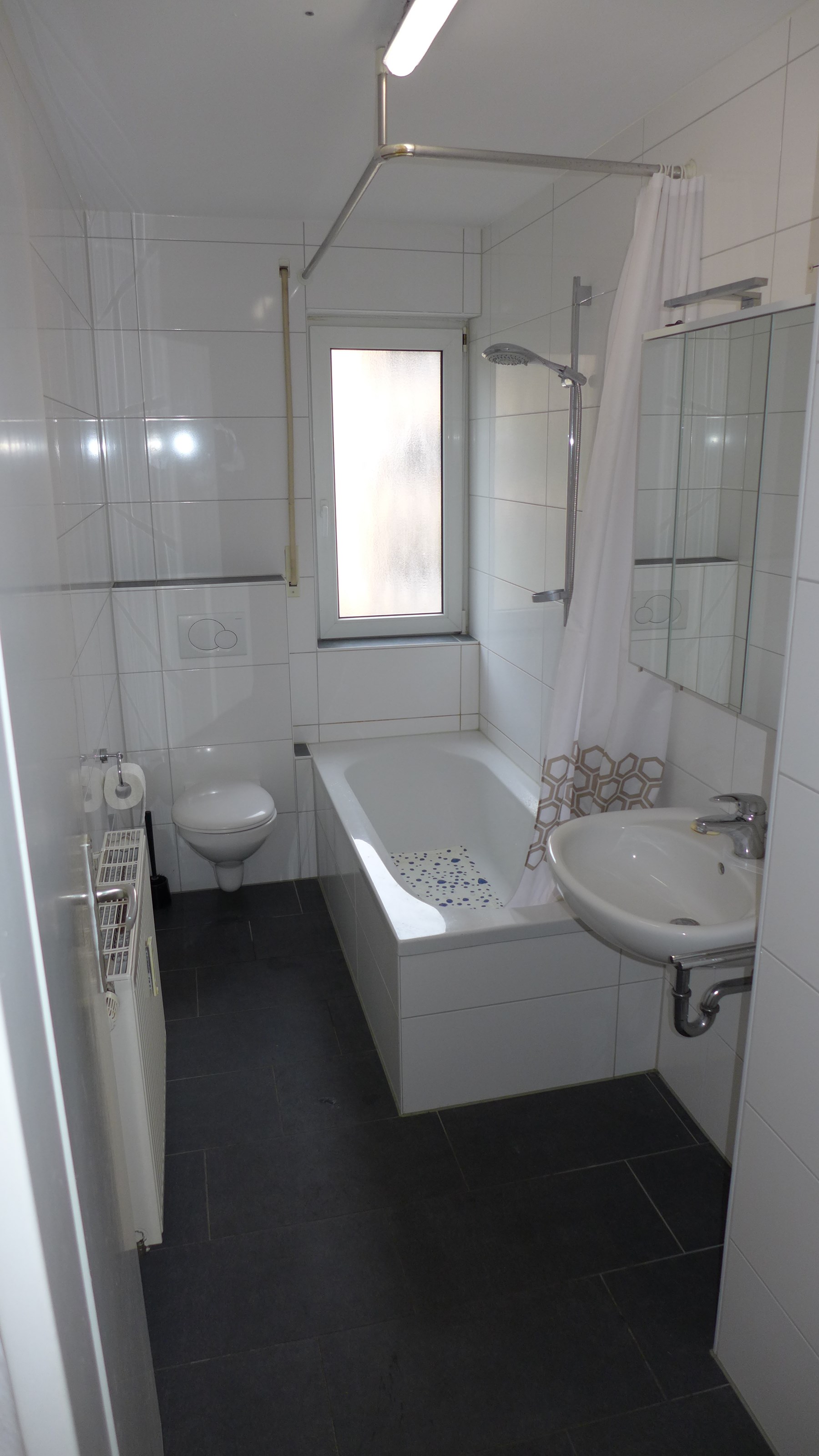 Monteurzimmer: Badezimmer - 150 Betten - Häuser, Wohnungen, Karlsruhe, Wörth...