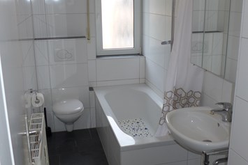 Monteurzimmer: Badezimmer - 150 Betten - Häuser, Wohnungen, Karlsruhe, Wörth...