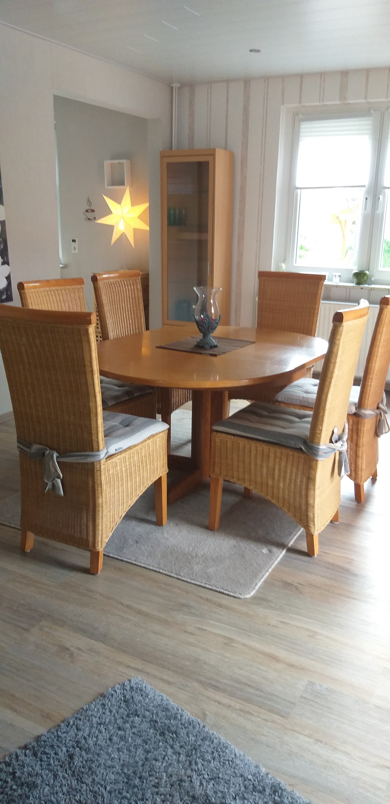 Monteurzimmer: Esstisch mit Stühlen - Ferienwohnung