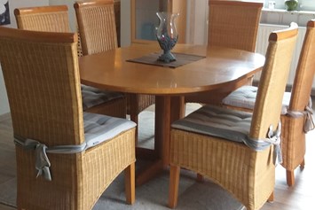 Monteurzimmer: Esstisch mit Stühlen - Ferienwohnung