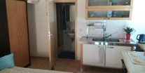 Monteurwohnung - Bettwäsche: Bettwäsche inklusive - Hessen - Premiumzimmer, mit eigener Dusche und volleingerichteter Küche - Hostel Berger