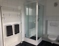 Monteurzimmer: Bad mit Dusche und Eckbadewanne - BeKi Vermietung