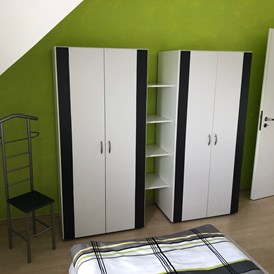Monteurzimmer: Schlafzimmer mit Kleiderschränken - BeKi Vermietung