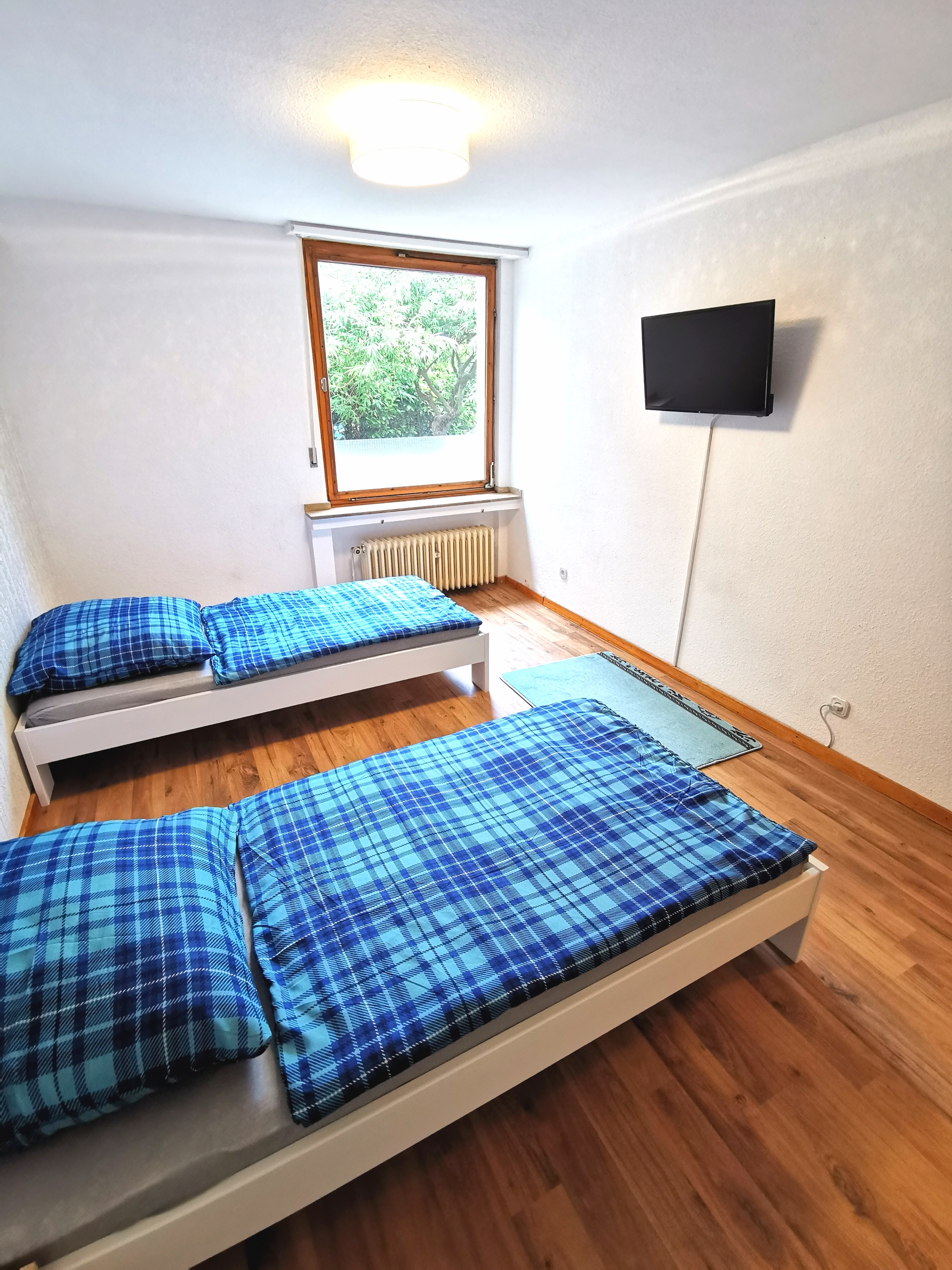 Monteurwohnung - Zimmertyp: Mehrbettzimmer - Niederrhein - Zimmer 1 mit zwei Einzelbetten der Monteurunterkunft in Düsseldorf. - DISCOUNT-APARTMENTS---Düsseldorf---Köln-Leverkusen-Wuppertal-Bergheim-Neuss