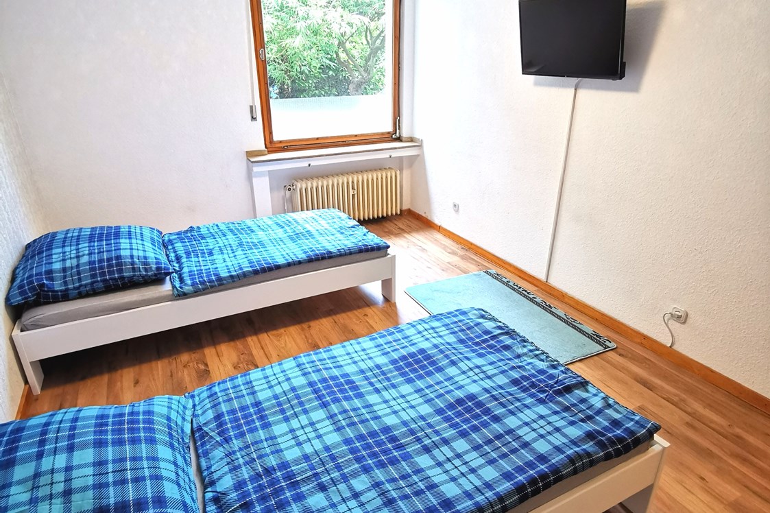 Monteurzimmer: Zimmer 1 mit zwei Einzelbetten der Monteurunterkunft in Düsseldorf. - DISCOUNT-APARTMENTS---Düsseldorf---Köln-Leverkusen-Wuppertal-Bergheim-Neuss