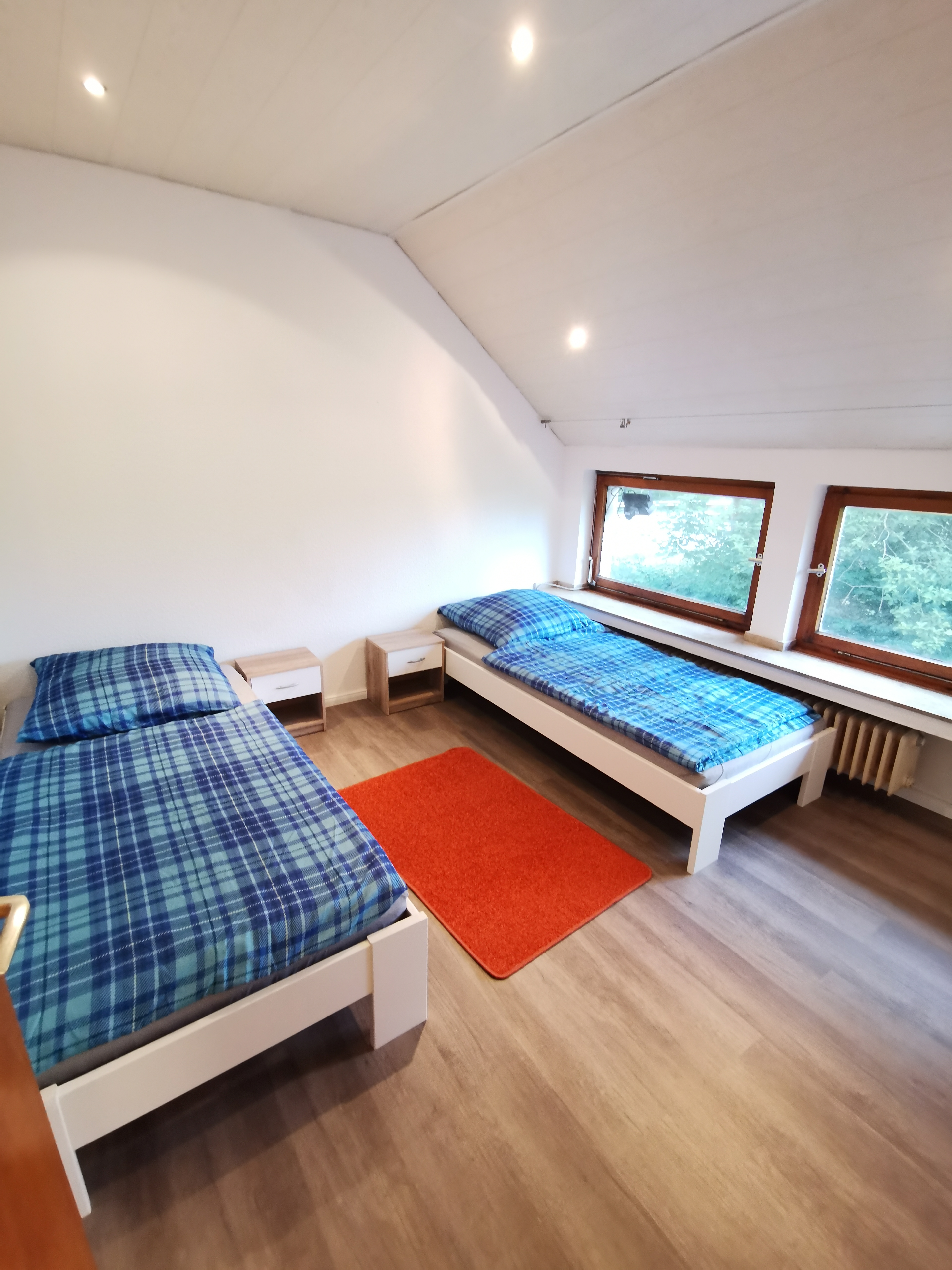 Monteurwohnung - Zimmertyp: Mehrbettzimmer - Niederrhein - Zimmer 2 mit Einzelbetten in der Monteurwohnung in Düsseldorf. - DISCOUNT-APARTMENTS---Düsseldorf---Köln-Leverkusen-Wuppertal-Bergheim-Neuss