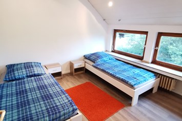 Monteurzimmer: Zimmer 2 mit Einzelbetten in der Monteurwohnung in Düsseldorf. - DISCOUNT-APARTMENTS---Düsseldorf---Köln-Leverkusen-Wuppertal-Bergheim-Neuss