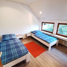 Monteurzimmer: Zimmer 2 mit Einzelbetten in der Monteurwohnung in Düsseldorf. - DISCOUNT-APARTMENTS---Düsseldorf---Köln-Leverkusen-Wuppertal-Bergheim-Neuss