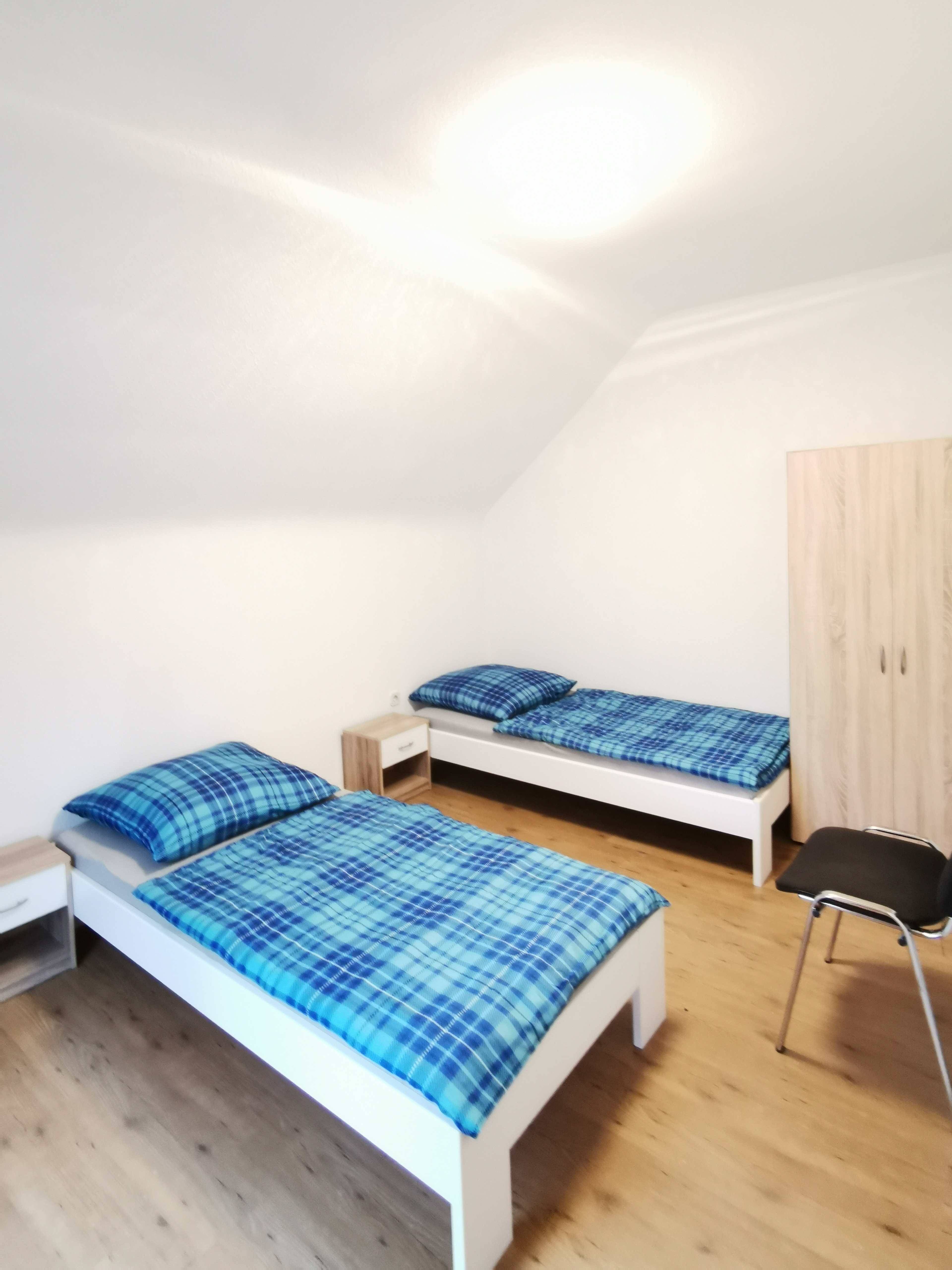 Monteurwohnung - Zimmertyp: Mehrbettzimmer - Niederrhein - Zimmer 3 mit Einzelbetten in der Monteurwohnung Düsseldorf. - DISCOUNT-APARTMENTS---Düsseldorf---Köln-Leverkusen-Wuppertal-Bergheim-Neuss