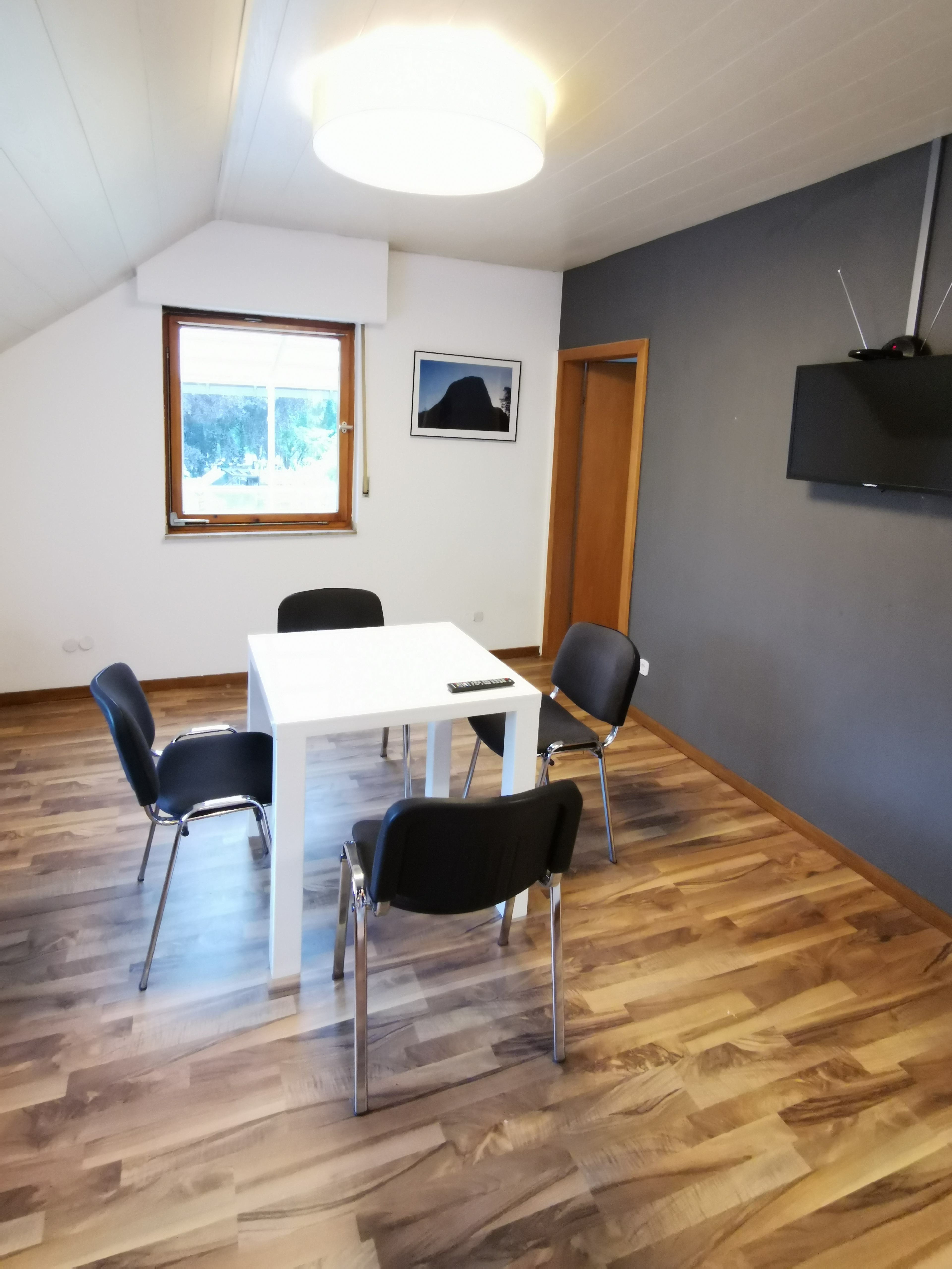 Monteurwohnung - Zimmertyp: Mehrbettzimmer - Niederrhein - Essbereich 2 der Monteurwohnung in Düsseldorf. - DISCOUNT-APARTMENTS---Düsseldorf---Köln-Leverkusen-Wuppertal-Bergheim-Neuss