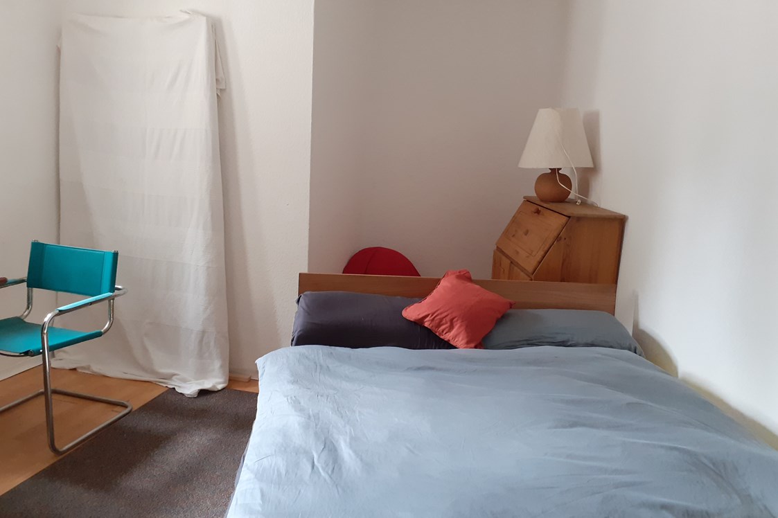 Monteurzimmer: Bett 1,40x2,00 - Stuttgart-Mitte 4 Einzelzimmer mit zweitem Bett