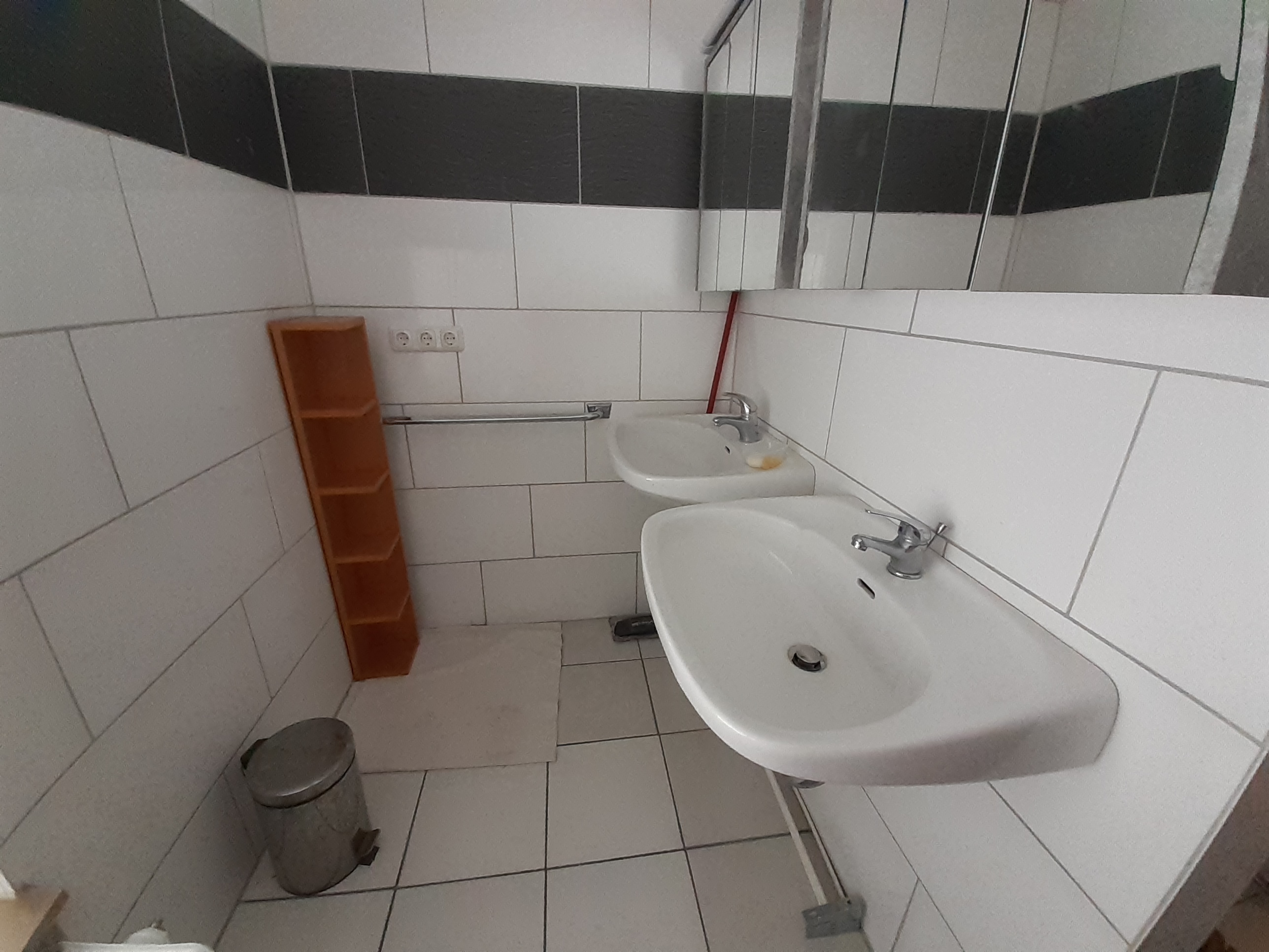 Monteurzimmer: 2 Waschbecken + Dusche - Stuttgart-Mitte 4 Einzelzimmer mit zweitem Bett