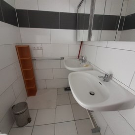 Monteurzimmer: 2 Waschbecken + Dusche - Stuttgart-Mitte 4 Einzelzimmer mit zweitem Bett