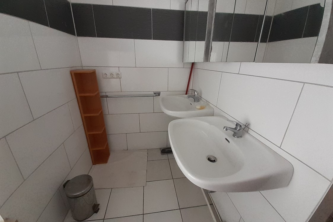 Monteurzimmer: 2 Waschbecken + Dusche - Stuttgart-Mitte 4 Einzelzimmer mit zweitem Bett