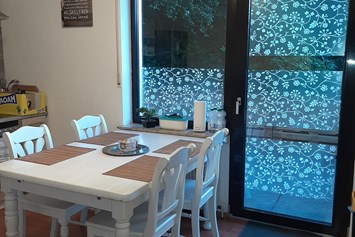 Monteurzimmer: Küche mit Esstisch - Ferienwohnung/Monteurwohnung auf dem Land 