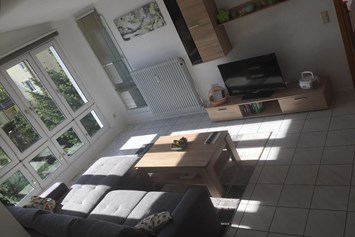 Monteurzimmer: Wohnzimmer mit TV - Ferienwohnung Sonnenschein