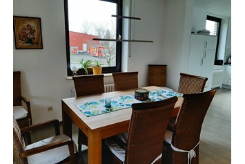 Monteurzimmer: Esstisch für 6 Personen. - Contzen