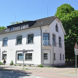 Monteurzimmer: Hamburg- Neuenfelde. Einfamilienhaus mit 2 Monteurswohnungen geeignet für 5 bis 30 Personen an Firma