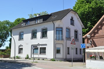 Monteurzimmer: Hamburg- Neuenfelde. Einfamilienhaus mit 2 Monteurswohnungen geeignet für 5 bis 30 Personen an Firma