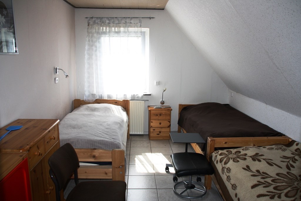Monteurzimmer: Dreibett Zimmer mit TV - Pension Heerderhof