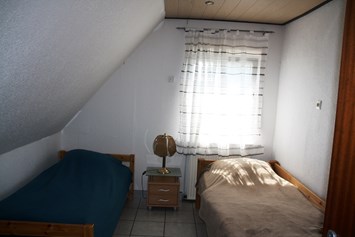 Monteurzimmer: Zweibettzimmer mit TV - Pension Heerderhof