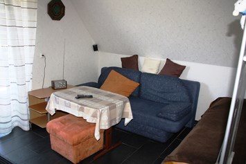 Monteurzimmer: Wohnzimmer mit Schlafgelegenheit - Pension Heerderhof