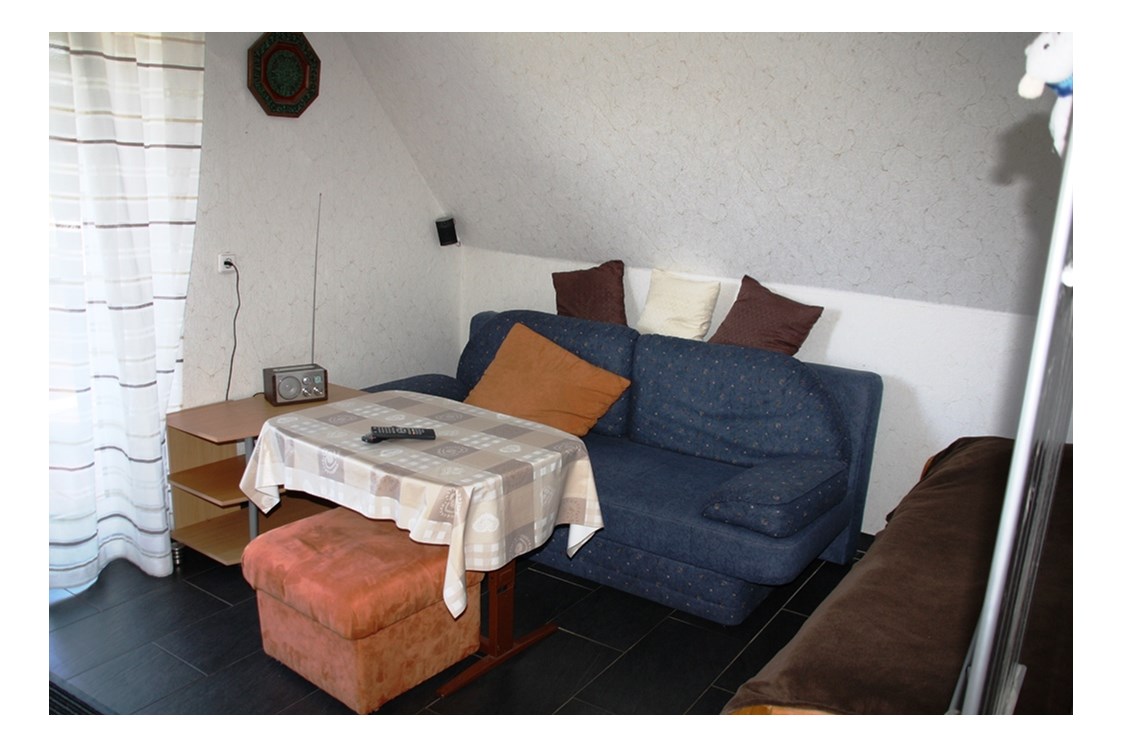 Monteurzimmer: Wohnzimmer mit Schlafgelegenheit - Pension Heerderhof