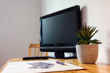 Monteurzimmer: TV und Schreibtisch - rooms2rent