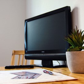 Monteurzimmer: TV und Schreibtisch - rooms2rent