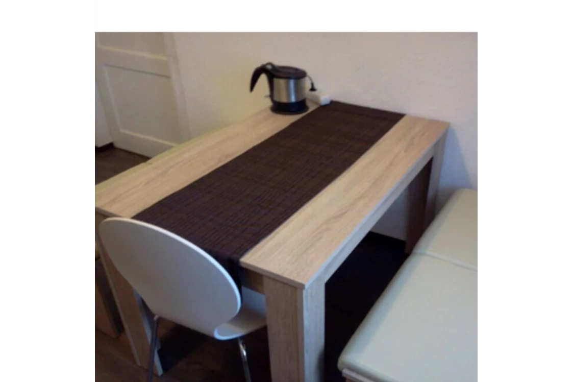 Monteurzimmer: Küche mit Esstisch und Bänken  - Miabon123