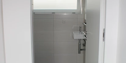 Monteurwohnung - Friedberg (Landkreis Aichach-Friedberg) - Eingang Badezimmer, Fenster, Heizung - Monty