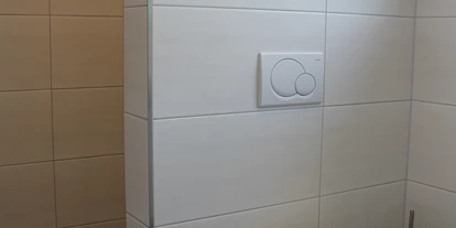 Monteurwohnung - Friedberg (Landkreis Aichach-Friedberg) - WC, dahinter die Dusche mit beleuchteter Nische zum Abstellen von Pflegemitteln, Seife, Duschgel usw, - Monty