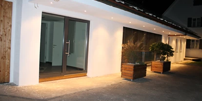 Monteurwohnung - Friedberg (Landkreis Aichach-Friedberg) - Eingang links Garage - Monty