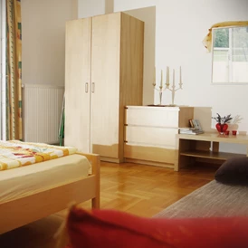 Monteurzimmer: Großes Schlafzimmer mit Zusatzbett - Haus steinfeld
