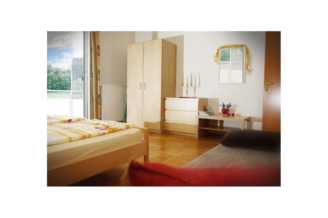 Monteurzimmer: Großes Schlafzimmer mit Zusatzbett - Haus steinfeld
