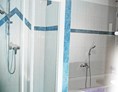Monteurzimmer: Bedezimmer mit Badewanne und Waschmaschine  - Haus steinfeld