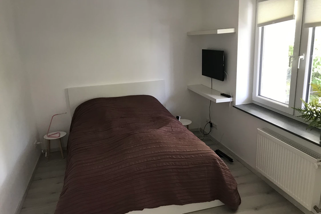 Monteurzimmer: Schlafzimmer mit Doppelbett  - Bonn, Bunsenstraße Verkehrsgünstig nach Bonn und Köln