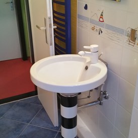 Monteurzimmer: Badezimmer mit Wanne und Duschvorhang - Kochel/Monteurwhg. 45 qm 2 Pers.in Gifhorn