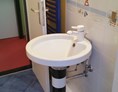 Monteurzimmer: Badezimmer mit Wanne und Duschvorhang - Kochel/Monteurwhg. 45 qm 2 Pers.in Gifhorn