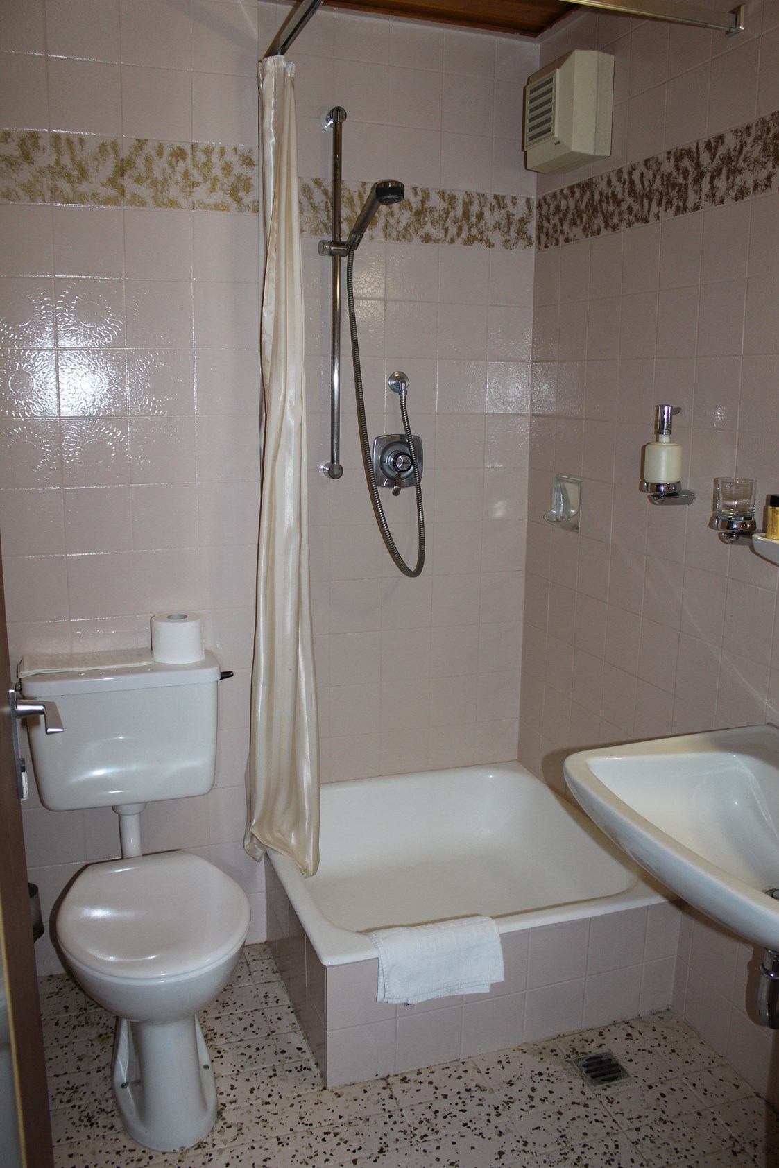 Monteurzimmer: Badezimmer mit Dusche und WC - Hotel Tannenhof