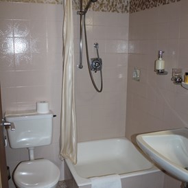 Monteurzimmer: Badezimmer mit Dusche und WC - Hotel Tannenhof