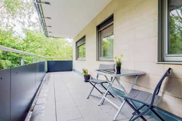 Monteurzimmer: Balkon mit Sitzmöglichkeiten - Apartment Bergheim