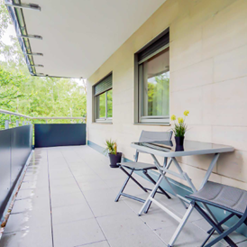 Monteurzimmer: Balkon mit Sitzmöglichkeiten - Apartment Bergheim