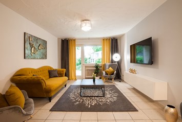Monteurzimmer: Wohnbeispiel - geschmackvoll und modern eingerichtetes Wohnzimmer - Apartment Bergheim
